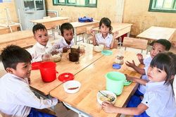 Nâng bước học sinh vùng khó