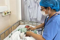 Hà Nội: Nhiều trẻ sơ sinh mới chỉ 5-7 ngày tuổi mắc sốt xuất huyết, dễ chẩn đoán nhầm