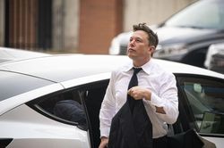 Tài sản của Elon Musk giảm hơn 100 tỷ USD chỉ trong một năm