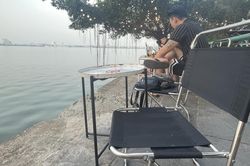 Hàng quán ngồi chênh vênh bên mép hồ Tây bất chấp nguy hiểm