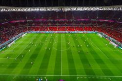 Nhà báo Mỹ bị làm khó ở Qatar vì mặc áo cầu vồng đến xem World Cup