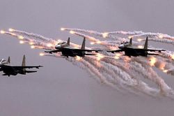 'Hổ mang chúa' Su-30MK2 thả pháo sáng trên bầu trời thủ đô