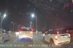 Bám theo xe cứu thương, hàng loạt ô tô lao vào làn xe máy cầu Vĩnh Tuy
