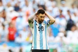 Argentina 1-2 Saudi Arabia: Messi run rẩy cú sốc World Cup ở Qatar