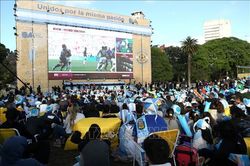 Cổ động viên Argentina vẫn tin tưởng đội tuyển sau 'cú sảy chân' ngày ra quân