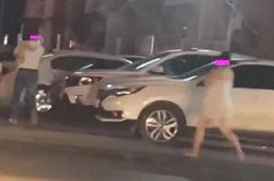 Vợ quấn khăn tắm, gào thét đuổi theo chồng gây náo loạn đường phố, lý do phía sau khiến dân mạng phẫn nộ