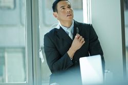 Bất ngờ gặp lại sếp cũ, tôi lặng người khi thấy anh mặc bộ đồ bảo vệ