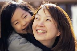 Con gái sợ hãi vì làm em ngã, mẹ có cách xử lý tinh tế thay đổi cả cuộc đời con