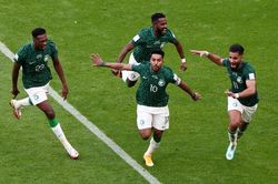 Saudi Arabia tạo ra địa chấn, Messi ôm hận trận mở màn