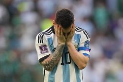 Messi cúi đầu, ôm mặt thất vọng trong nỗi đau thua trận