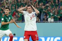 Lewandowski đá hỏng penalty khiến đội nhà ôm hận