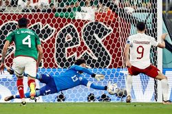 Lewandowski sút hỏng penalty, Ba Lan bị Mexico níu chân