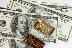 Vàng SJC giảm 100.000 đồng/lượng, tỷ giá chợ đen vượt mốc 25.000 đồng/USD