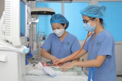 Trẻ sơ sinh mắc sốt xuất huyết có triệu chứng lâm sàng không đặc trưng, dễ nhầm lẫn, bỏ sót