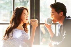 Nhìn tấm hình trong ví của anh chủ quán cơm mà tôi đỏ mặt