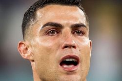 Ronaldo rưng rưng nước mắt khi hát quốc ca