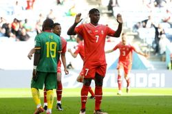 Vì sao cầu thủ Thụy Sĩ không ăn mừng bàn thắng vào lưới Cameroon?