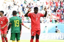 Thụy Sĩ thắng Cameroon: Embolo không ăn mừng khi ghi bàn