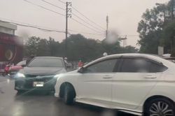 Hai ô tô cùng thi gan dưới mưa ngay đầu đường chỉ vì không ai nhường ai