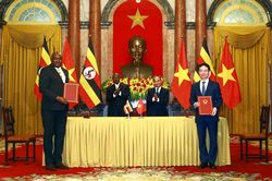 Chủ tịch nước và Tổng thống Uganda chứng kiến ký kết hợp tác thông tin truyền thông