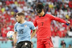 Son Heung-min 'mất tích', Hàn Quốc may mắn hòa Uruguay