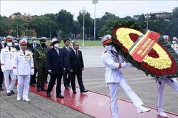 Tổng thống Uganda Yoweri Kaguta Museveni vào Lăng viếng Chủ tịch Hồ Chí Minh