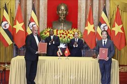 Chủ tịch nước Nguyễn Xuân Phúc và Tổng thống Uganda chứng kiến lễ ký các văn kiện hợp tác