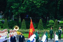 Chủ tịch nước Nguyễn Xuân Phúc chủ trì lễ đón Tổng thống Uganda