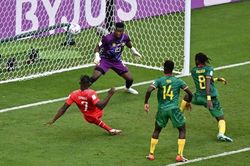 Breel Embolo không ăn mừng khi giúp Thụy Sĩ thắng Cameroon