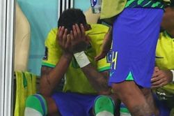 Neymar bật khóc vì chấn thương