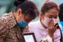Người thân bé gái bật khóc khi nghe lời khai của Nguyễn Võ Quỳnh Trang