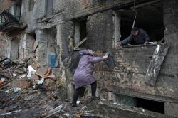 Tình hình Ukraine: Nga kêu gọi 'chấm dứt đau khổ', Kiev nói Moscow tạo cớ cho Minsk