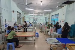 Lại thêm một vụ nhiều học sinh tiểu học nhập viện cấp cứu nghi ngộ độc thực phẩm