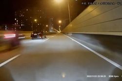 Mô tô phóng hơn 200 km/h lao thẳng vào đuôi xe taxi như đạn rốc két