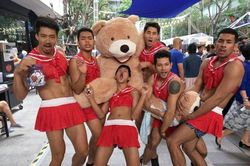 Nhà hàng hot nhất mùa Word Cup, đội nhân viên nam nóng bỏng khiến du khách 'cười lăn'