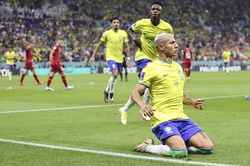 Richarlison lập cú đúp giúp tuyển Brazil đánh bại Serbia