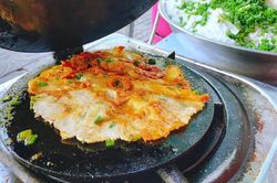 Bánh ép - món ăn vặt siêu hấp dẫn ở cố đô, đi Huế mà không thử là tiếc hùi hụi