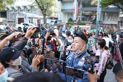 Youtuber 'bủa vây' phiên tòa xét xử cặp tình nhân bạo hành con gái 8 tuổi đến tử vong
