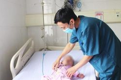 Bé 19 tháng tuổi suy hô hấp nguy kịch do... mảnh hạt lạc rơi vào phế quản