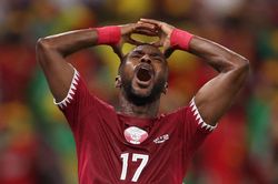 CĐV Qatar phẫn nộ vì đội nhà bị loại sớm