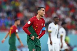Ronaldo ăn thứ gì đó được lấy ra từ trong quần