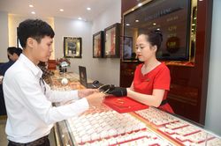 Vàng đối mặt với chặng đường khó khăn phía trước