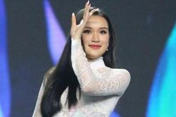 Thí sinh Hoa hậu Việt Nam 2022 nền nã trong phần thi áo dài