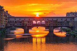 Tới Italia ghé thăm Ponte Vecchio, cây cầu đá lâu đời nhất ở châu Âu
