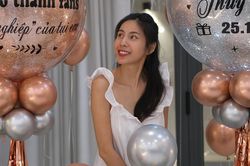 Thủy Tiên bị fan và Công Vinh 'đánh úp' tổ chức tiệc sinh nhật, để lộ thân hình gầy gò đáng lo ngại
