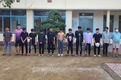 Nhóm côn đồ vác đao, kiếm tìm đối thủ 'rửa hận'