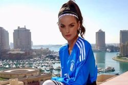 Cựu mẫu Victoria Secret's dùng áo đấu chồng làm váy ở World Cup