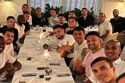 Cristiano Ronaldo chi tiền mời đồng đội ăn mừng sau trận Bồ Đào Nha thắng Ghana