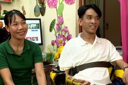 Hành trình vượt cửa tử và chuyện tình cổ tích của 'thầy giáo xe lăn'