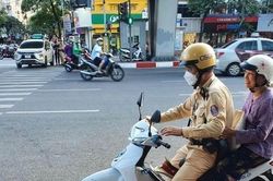 CSGT giúp cụ bà đi lạc về nhà